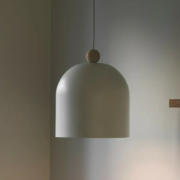 Nordlux Lámpara colgante redonda Gaston - 40 W, Ø x Al: 20 x 200 cm, Blanco, E27 - Primer plano de una lámpara colgante minimalista con una pantalla en forma de cúpula y un toque de madera.