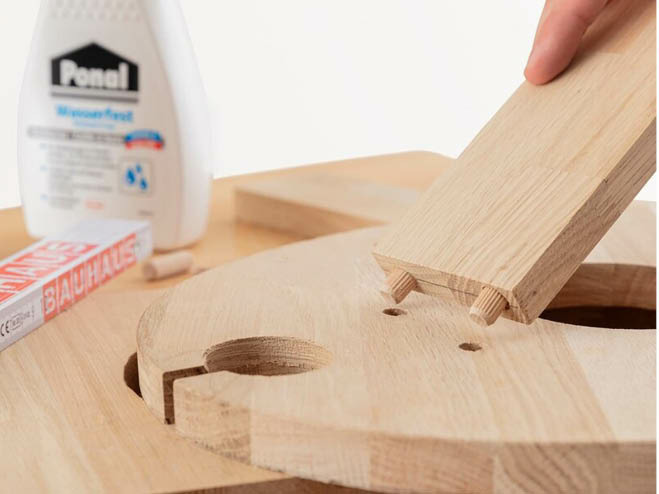 Die Holzlatte wird mittels Dübel mit der Basisplatte des DIY Getränkehalters verbunden