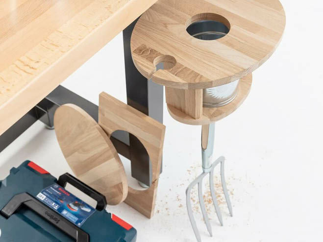 Der fertige DIY Getränkehalter mit Erdspieß lehnt an einem Tisch an