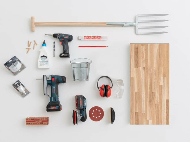 Materialen & Werkzeug vom DIY Getränkehalter am Boden ausgelegt