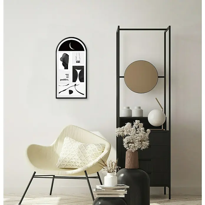 Collagerahmen - Anzahl Fotoplatzhalter: 6 Stk., Schwarz, Aluminium - Stilvolles Interieur mit einem cremefarbenen Sessel und einem Kunstwerk an der Wand, die eine moderne und elegante Atmosphäre schaffen.
