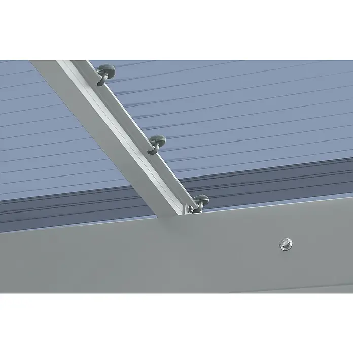 Ximax Carport Wing Typ 80 - Außenmaß inkl. Dachüberstand (B x T): 2,76 x 5,31 m, Einzelcarport, Silber - Detail einer lichtdurchlässigen Dachkonstruktion mit transluzenten Platten, weißem Rahmen und Metallbefestigungen.