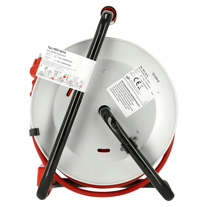 Kabeltrommel - Lackiertes Stahlblech, 25 m, H07RN-F, IP44 - Nahaufnahme einer REV-567A Kabeltrommel mit rotem Kabel und schwarzem Gestell, inklusive technischer Daten auf dem Etikett.