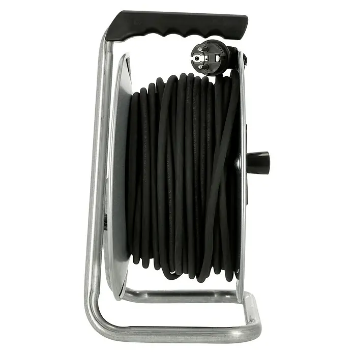 Profi Depot Kabeltrommel - Verzinktes Stahlblech, 40 m, N05V3V3-F, IP44 - Eine Kabeltrommel mit schwarzem Kabel aufgerollt und einem Stecker an der Oberseite, ideal für Baustellen und den Heimgebrauch.