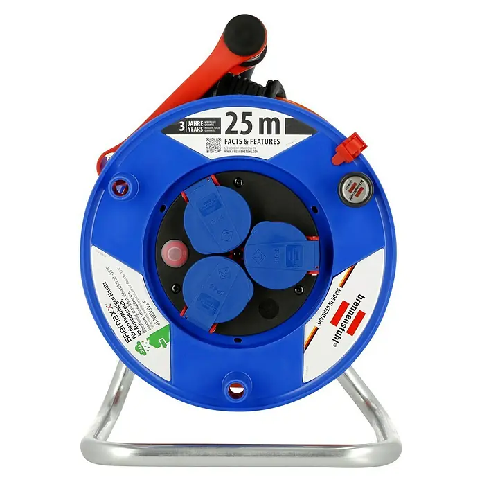 Brennenstuhl Garant Kabeltrommel - Kunststoff, 25 m, AT-N05V3V3-F, IP44 - Blaues Brennenstuhl Kabeltrommel mit rotem Griff, silbernem Ständer, drei IP44 Outdoor-Steckdosen und 25m Kabel.