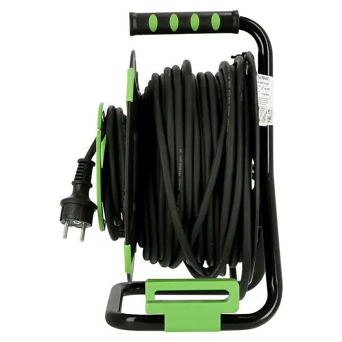 REV Kabeltrommel H05RR - Kunststoff, 40 m, H05RR-F, IP44 - Schwarze Kabeltrommel mit grünem Griff und schwarzem Rahmen. Das Kabel ist aufgerollt und bereit für den Einsatz.