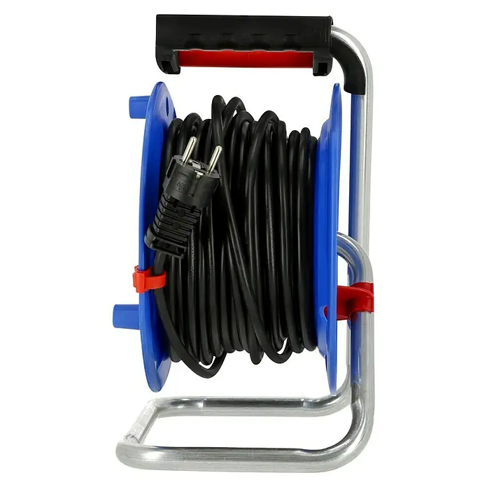 Brennenstuhl Garant Kabeltrommel - Spezialkunststoff, 25 m, H05VV-F, IP20 - Stromkabelaufroller mit schwarzem Kabel. Der Aufroller hat einen blauen Wickelkörper und einen stabilen Metallrahmen mit Tragegriff.