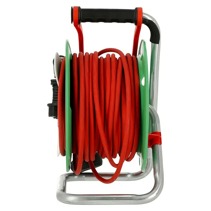 Brennenstuhl Kabeltrommel AT-N05V3V3-F - Spezialkunststoff, 30 m, N05V3V3-F, IP44 - Eine Kabeltrommel mit aufgewickeltem, rotem Kabel auf einem Metallgestell mit grünem Rand und einem schwarzen Griff.