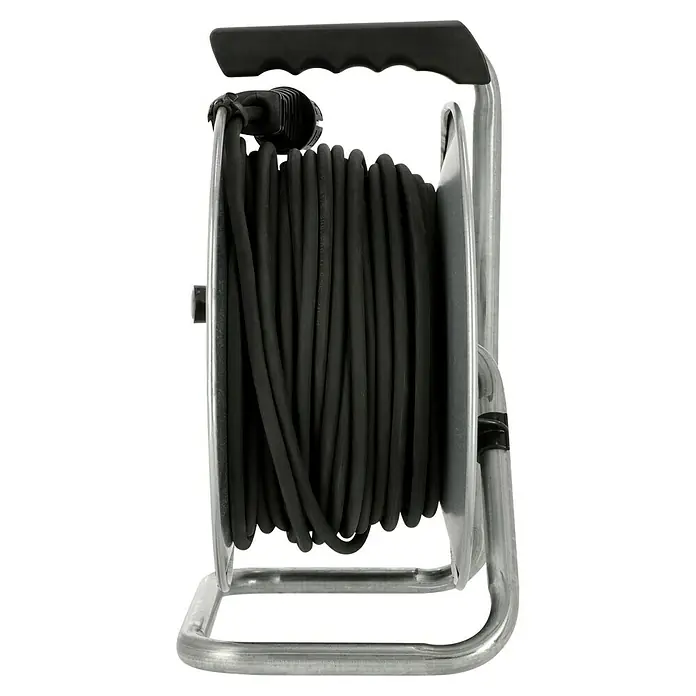 Profi Depot Kabeltrommel - Verzinktes Stahlblech, 40 m, N05V3V3-F, IP44 - Eine Kabeltrommel mit schwarzem Kabel auf einem silbernen Metallrahmen mit einem schwarzen Griff. Ideal für Werkstatt, Garten oder Baustelle.