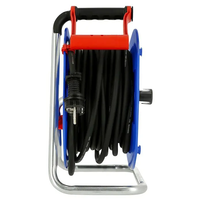 Brennenstuhl Garant Kabeltrommel - Kunststoff, 25 m, H07RN-F, IP44 - Aufgerollte Kabeltrommel mit blauem Gehäuse, rotem Griff und schwarzem Kabel, ideal für den flexiblen Einsatz von Elektrowerkzeugen.