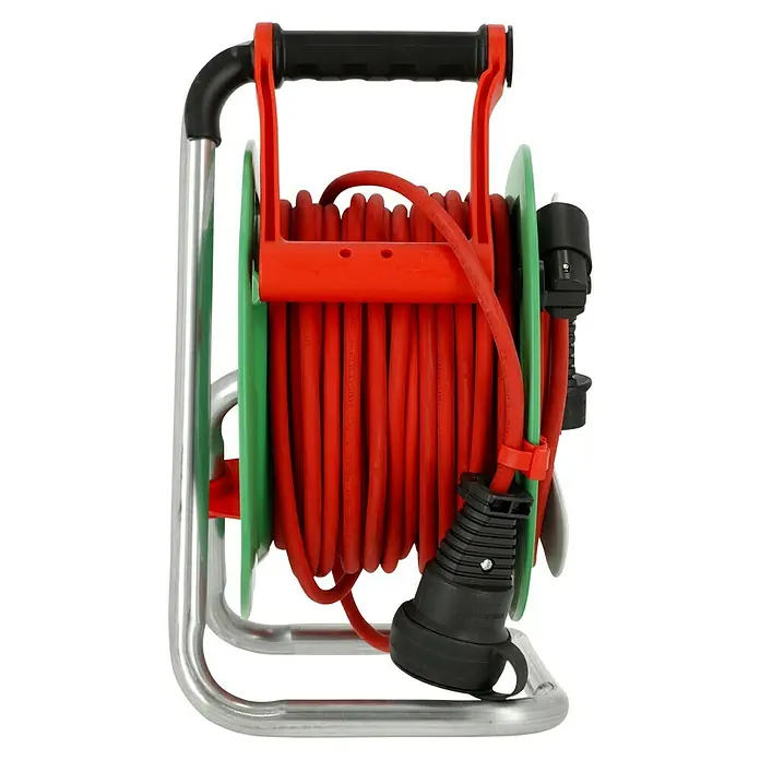 Brennenstuhl Kabeltrommel AT-N05V3V3-F - Spezialkunststoff, 30 m, N05V3V3-F, IP44 - Aufrollvorrichtung mit rotem Kabel und schwarzem Stecker. Der robuste Rahmen ist aus Metall. Das Kabel ist ordentlich aufgespult.