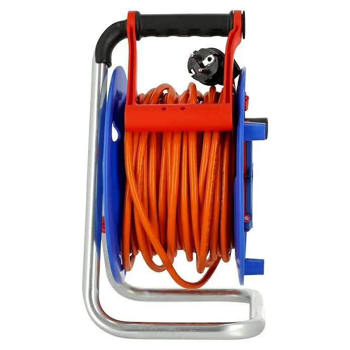 Brennenstuhl Garant Kabeltrommel - Kunststoff, 25 m, AT-N05V3V3-F, IP44 - Orangefarbene Kabeltrommel mit blauer Rolle, rotem Rahmen, schwarzem Griff und silbernem Ständer, mit einem schwarzen Stecker.
