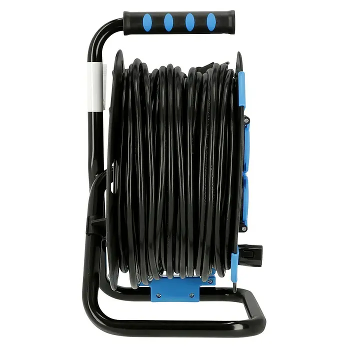 Kabeltrommel - Kunststoff, 50 m, H05VV-F, IP44 - Ein schwarzer Kabelaufroller mit blauem Griff und Ständer, der für eine einfache Verwendung und Lagerung von Kabeln entwickelt wurde.