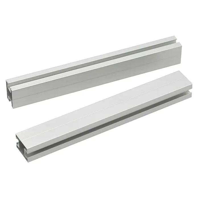 Hantech Balkonhalterung - Passend für: Halterung für Balkonkraftwerk für Balkon mit Haken - Zwei silberfarbene Aluminium-Profilschienen, die für Konstruktions- und Montagezwecke verwendet werden, vor schwarzem Hintergrund.