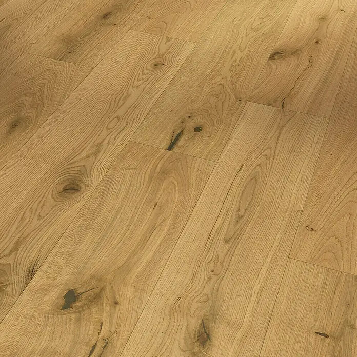 Parador Parkettmuster Eiche Chianti Natur - 200 x 185 x 11,5 mm, Landhausdiele - Nahaufnahme eines Holzfußbodens mit Maserung. Das natürliche Eichenparkett hat Astlöcher und eine warme Farbgebung.
