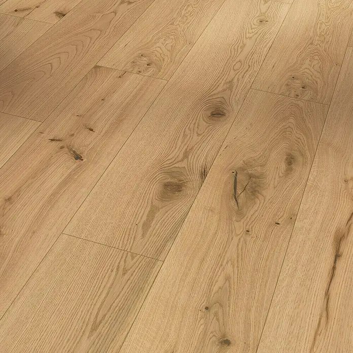 Parador Parkett Basic 11.5 - Eiche Chianti leicht geweißt, Landhausdiele, 1.080 x 185 x 11,5 mm - Nahaufnahme von hellem Eichenparkett mit natürlichen Astlöchern und Maserungen, ideal für moderne Innenräume.