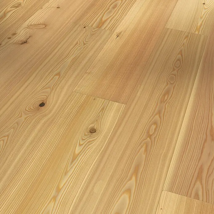 Parador Parkettmuster Classic 3060 Lärche - 200 x 185 x 13 mm, Landhausdiele - Detailansicht eines hellen Holzfußbodens mit einer sichtbaren Holzmaserung und Astlöchern für ein natürliches Aussehen.