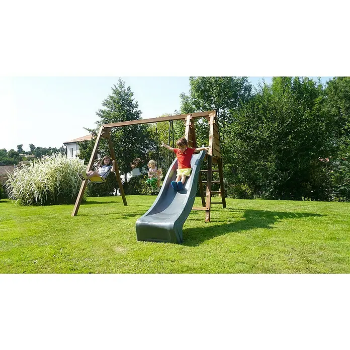 Soulet Schaukel Trefle - B x L: 351 x 291 cm, Holz - Kinder spielen auf einem Holzspielplatz mit Schaukel und Rutsche im Garten, der eine fantastische Outdoor-Aktivität bietet.