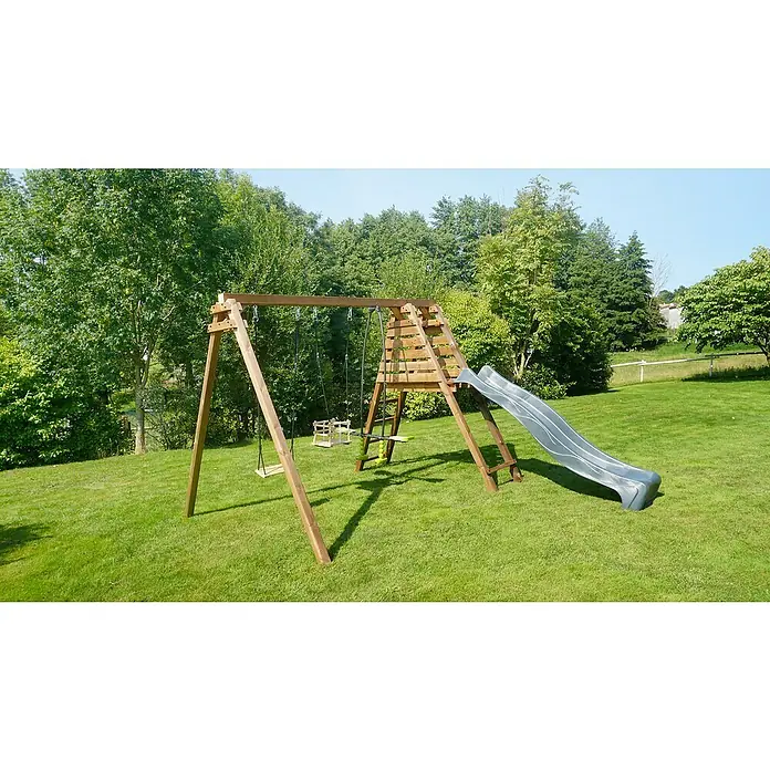 Soulet Schaukel Trefle - B x L: 351 x 291 cm, Holz - Ein hölzernes Schaukel- und Klettergerüst mit Rutsche steht auf einer grünen Wiese und verspricht sommerlichen Spielspaß im Garten.