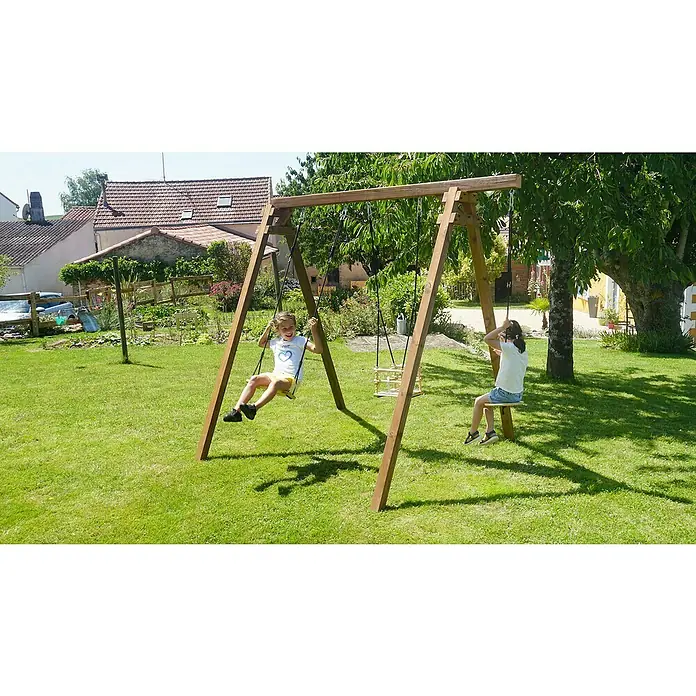 Soulet Schaukel Ulysse - B x L: 207 x 240 cm, Holz - Zwei Mädchen spielen auf einer Holzschaukel im Garten. Die Schaukel bietet Platz für mehrere Kinder und ist eine tolle Outdoor-Aktivität.
