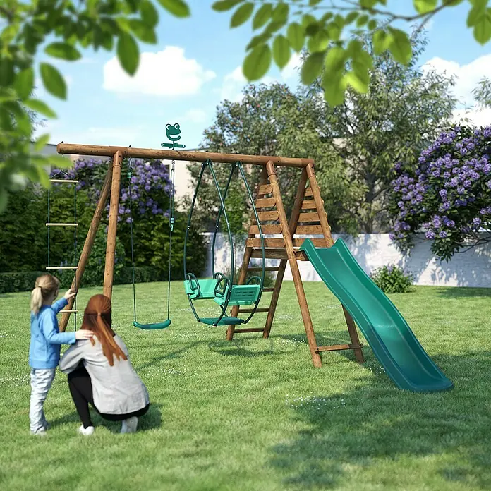 Soulet Schaukel Lavande - B x L: 354 x 343 cm, Holz - Ein Kinderspielplatz mit einer Schaukel, einer Rutsche und einer Leiter, umgeben von Grün, ideal für Spiel und Spaß im Freien.