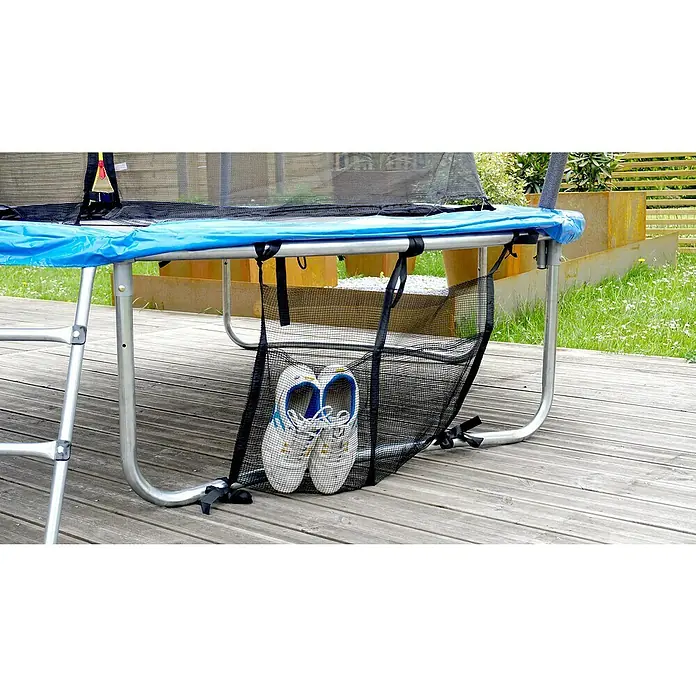 Soulet Trampolin - Ø x H: 305 x 250 cm - Ein Netzorganizer unter einem Trampolin hält ein Paar Turnschuhe und sorgt für Ordnung im Garten.