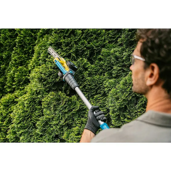 Gloria Griffverlängerung FineCut 18V compact Drive&Cut - Passend für: Gloria Power for All 18V Akku-Gras- & Strauchschere FineCut 18V compact - Mann trimmt Hecke mit Gardena Akku-Teleskop-Heckenschere. Leistungsstark, kabellos, für präzise Ergebnisse. Ideal für hohe Hecken.
