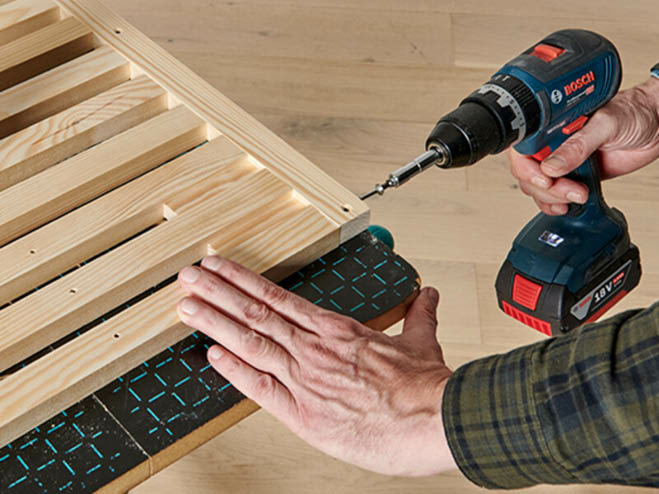 Der Rahmen der DIY Balkonbar wird an die Holzlatten angeschraubt