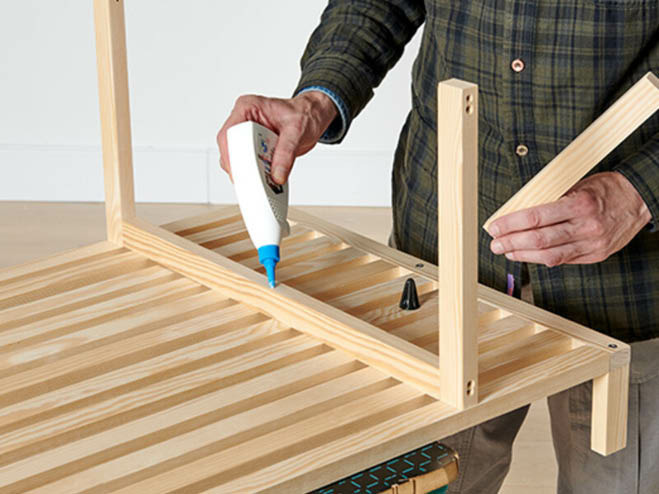 Rechteckleiste werden zur Konstruktion für die DIY Balkonbar angeklebt