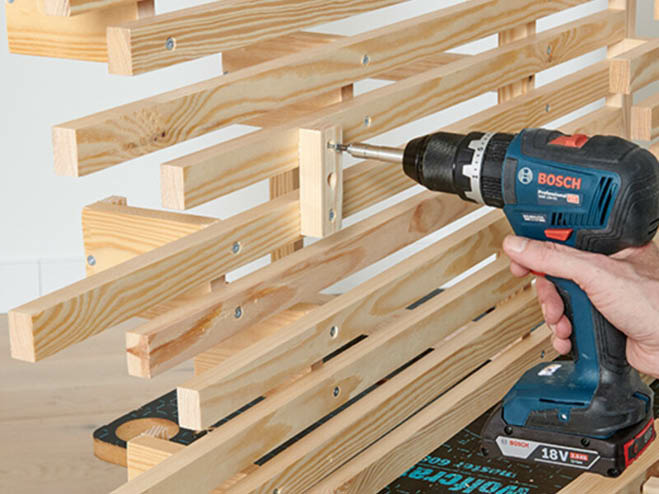 Kippschutz wird an der DIY Balkonbar montiert