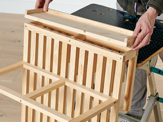 Ablage und Tablett werden an der DIY Balkonbar-Konstruktion aufgesetzt