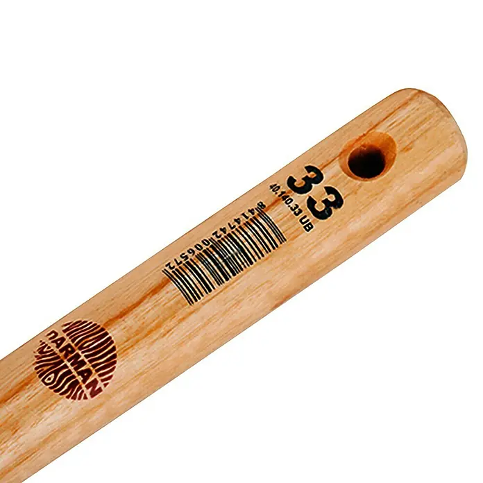 Mango de azada 33 - Ø x L: 3,3 mm x 90 cm - Detalle del mango de madera de un pincel Darman con el número 33 y un código de barras que destaca su alta calidad.