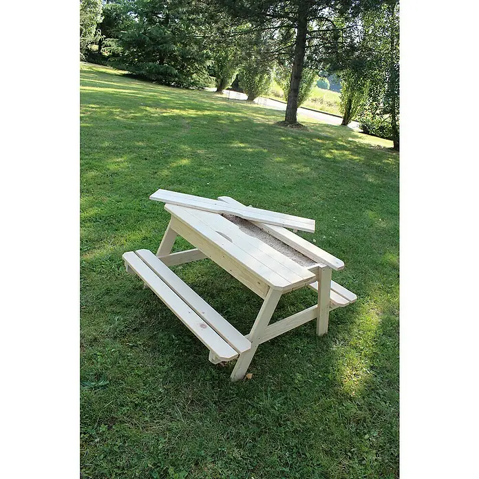 Soulet Kinder-Picknicktisch - L x B x H: 915 x 900 x 500 mm, Holz - Hölzerner Picknicktisch mit Sandkasten in der Mitte und zusätzlichen Holzbrettern auf der Tischplatte, auf einer Rasenfläche im Freien.