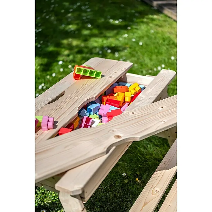 Soulet Kinder-Picknicktisch - L x B x H: 915 x 900 x 500 mm, Holz - Ein Holztisch mit bunten Spielsteinen im Freien, ideal für kreatives Spielen. Das helle Holz und die farbenfrohen Steine laden zum Entdecken ein.