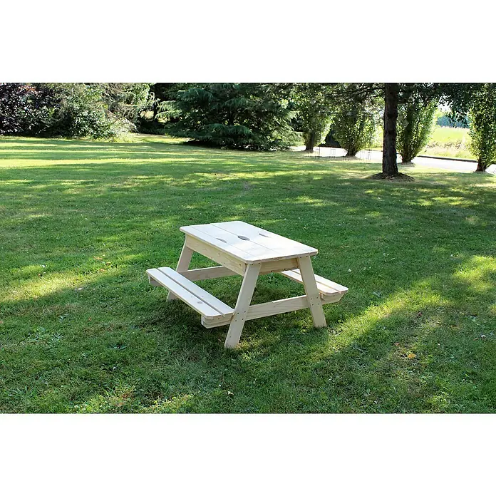 Soulet Kinder-Picknicktisch - L x B x H: 915 x 900 x 500 mm, Holz - Nahaufnahme eines hellen Holztischs mit integrierten Bänken, perfekt für Picknicks im Freien, auf einer grünen Rasenfläche.