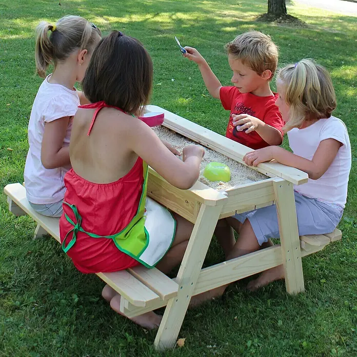 Soulet Kinder-Picknicktisch - L x B x H: 915 x 900 x 500 mm, Holz - Ein Sandkasten-Picknicktisch aus Holz, um den herum vier Kinder sitzen, die im Sand spielen, im Freien auf dem Rasen.