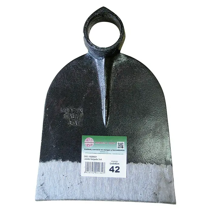 Azada 3A - Anchura de trabajo: 18 cm, Material cabezal del equipo: Acero - Primer plano de una azada de jardín italiana Darman, con letrero metálico y el número 42, esencial para tareas de jardinería.