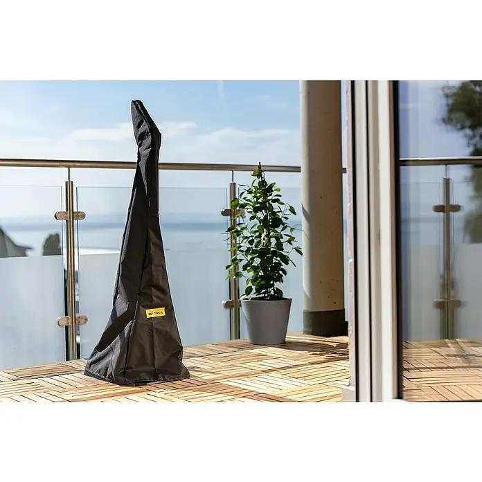 Wagner Schutzhülle - Passend für: Wagner Levaro PowerBrush 18V - Dunkelgraue Stoffhülle für einen Gegenstand, auf Holzbalkonboden mit einer Pflanze.