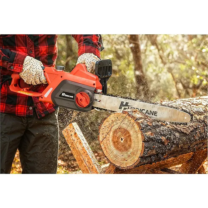 Hurricane Elektro-Kettensäge HEK-I-22/40 - 2.200 W, Schwertlänge: 40 cm, Max. Aststärke: 35 cm - Ein Mann sägt mit einer orangefarbenen Hurricane-Kettensäge einen Baumstamm. Die Kettensäge ist das Hauptaugenmerk des Bildes.