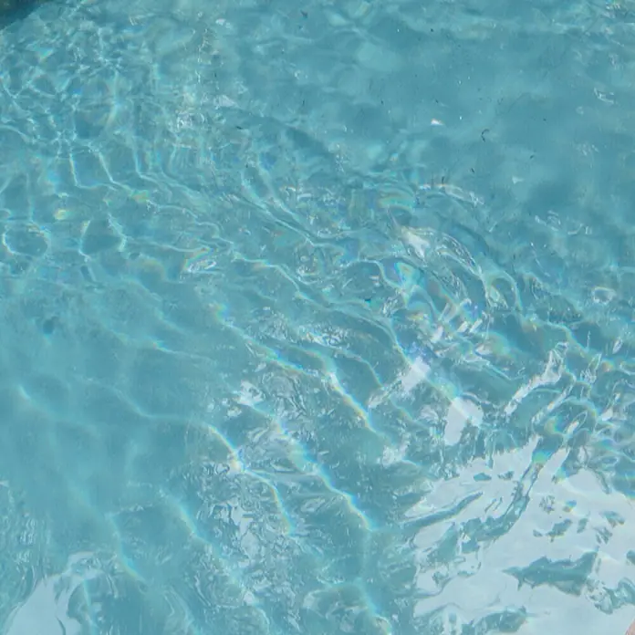 myPool Poolfolie mit Einhängebiese - L x B x H: 470 x 300 x 120 cm, 0,8 mm, Grau, Passend für: Achtförmige Pools - Hellblaues, klares Wasser in einem Pool mit sanften Wellen, die ein beruhigendes Gefühl vermitteln. Perfekt für eine entspannende Auszeit.