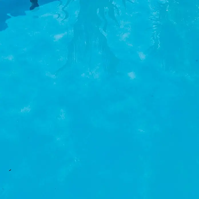 myPool Poolfolie mit Einhängebiese - L x B x H: 800 x 400 x 120 cm, 0,8 mm, Blau, Oval - Ein lebhaftes, klares blaues Wasserbild, das die ruhige Tiefe und das erfrischende Gefühl des Wassers zeigt. Perfekt für Sommer Vibes.