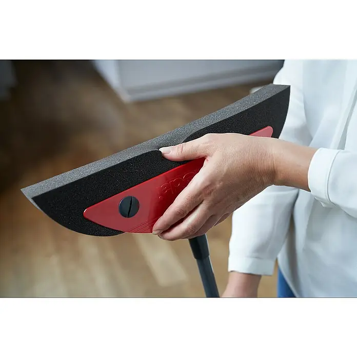 Vileda Superfeger Besen Classic - Material Borsten: Synthetik, Breite Besen: 35 cm - Nahaufnahme eines Vileda-Fensterreinigers in der Hand einer Person, ideal zum Reinigen von Fenstern und anderen glatten Oberflächen.