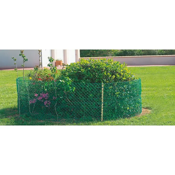Nortene Malla protectora Floranet - Verde, L x Al: 5 x 0,4 m - Vista del jardín con una valla metálica verde y redonda, protegiendo las plantas y promoviendo un paisajismo ordenado.