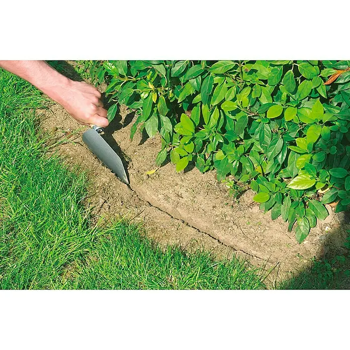 Nortene Malla protectora Floranet - Verde, L x Al: 5 x 0,4 m - Un hombre usa una herramienta para bordes de césped para crear una línea limpia entre el césped y el macizo de flores. ¡Perfecto para el jardín!