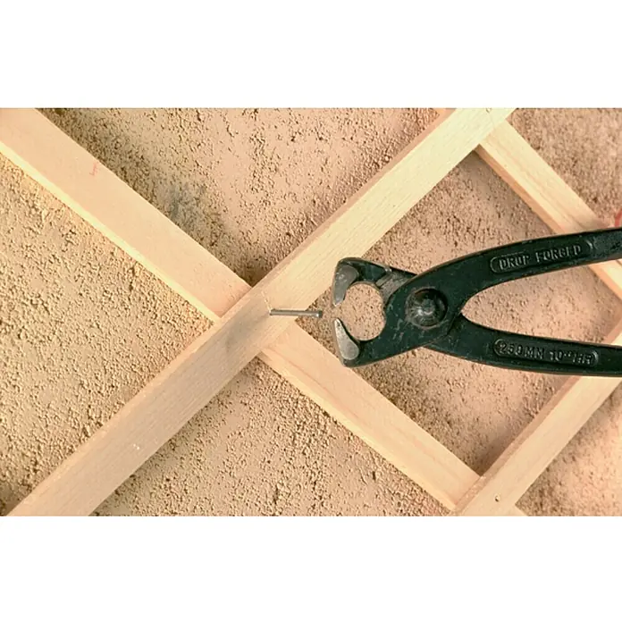 Nortene Celosía Trelliwood - An x Al: 0,5 x 1,5 m, Extensible, Natural - Primer plano de alicates de corte de uñas que quitan un clavo de un marco de madera. Herramienta para quitar clavos y proyectos de construcción.
