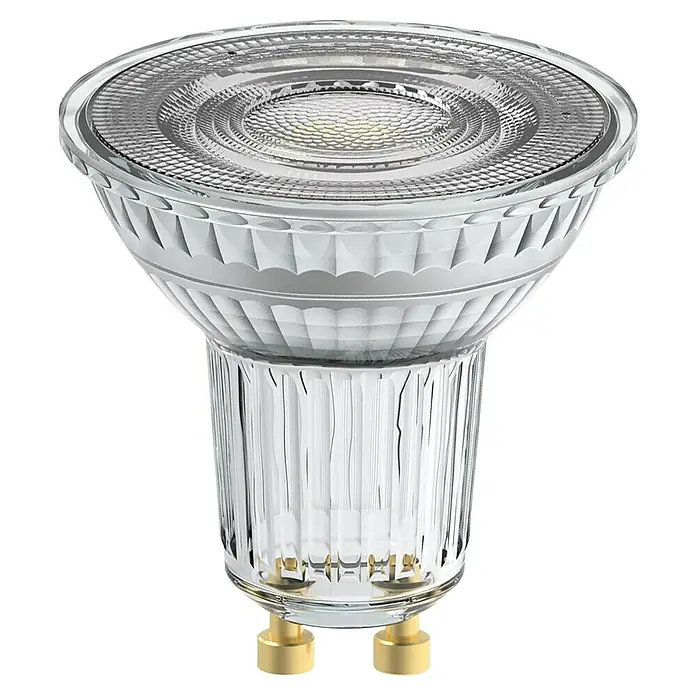 Osram Superstar LED-Lampe PAR16 - 2,4W - GU10, Dimmbar, Warmweiß, 230 lm, 2,4 W - Nahaufnahme einer transparenten MR16 LED Lampe mit klarem, facettiertem Design und goldenen Stiften, ideal für stilvolle Beleuchtung.