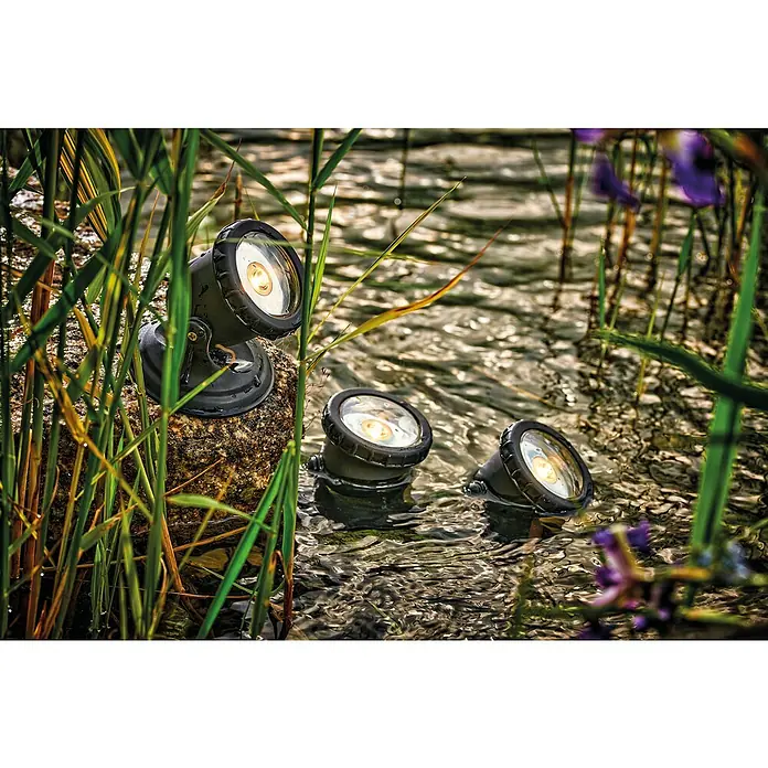 Neptun Teichbeleuchtung Set 3 NTB-O - 4 W, Anzahl LED: 3 Stk. - Drei LED-Gartenstrahler im Wasser und auf einem Stein, die eine stimmungsvolle Beleuchtung für den Außenbereich schaffen.