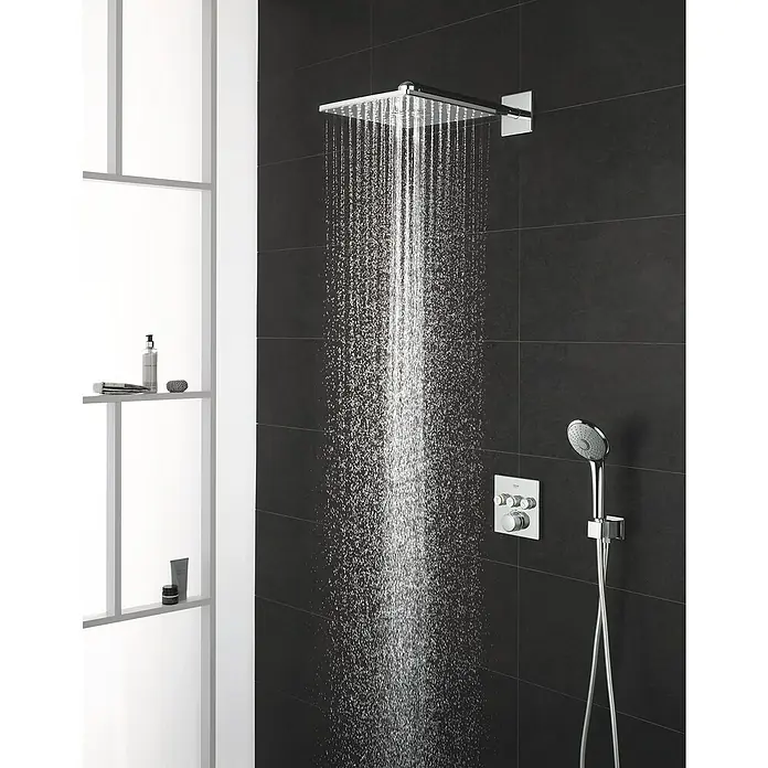 Grohe Grohtherm SmartControl UP-Thermostatarmatur - Anzahl Absperrventile: 3 Stk., Eckig, Chrom, Glänzend - Quadratischer Chrom-Duschkopf spritzt Wasser, mit Brausemischer und Handbrause an dunkler Fliesenwand im modernen Bad.