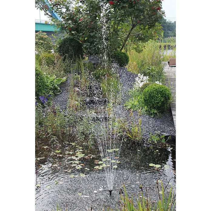Neptun Solar-Teichpumpen-Set Solar NSTP-O 1600 - Fördermenge pro Std.: 1.600 l - Gartenteich mit Springbrunnen und üppiger Bepflanzung, der eine idyllische und naturnahe Atmosphäre schafft.
