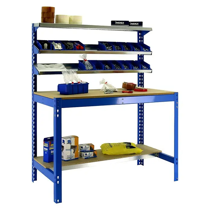 Simonrack Simonwork Werkbank BT1 900 - Breite: 91 cm, Blau/Holz - Ein blauer Werkstatttisch mit Regalen und diversen Werkzeugen und Materialien darauf, ideal für Hobby- und Profi-Handwerker.